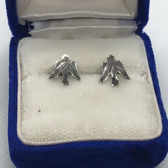 šā925Ā DiamondāCutāDoveāEarrings - Picture 1 of 4